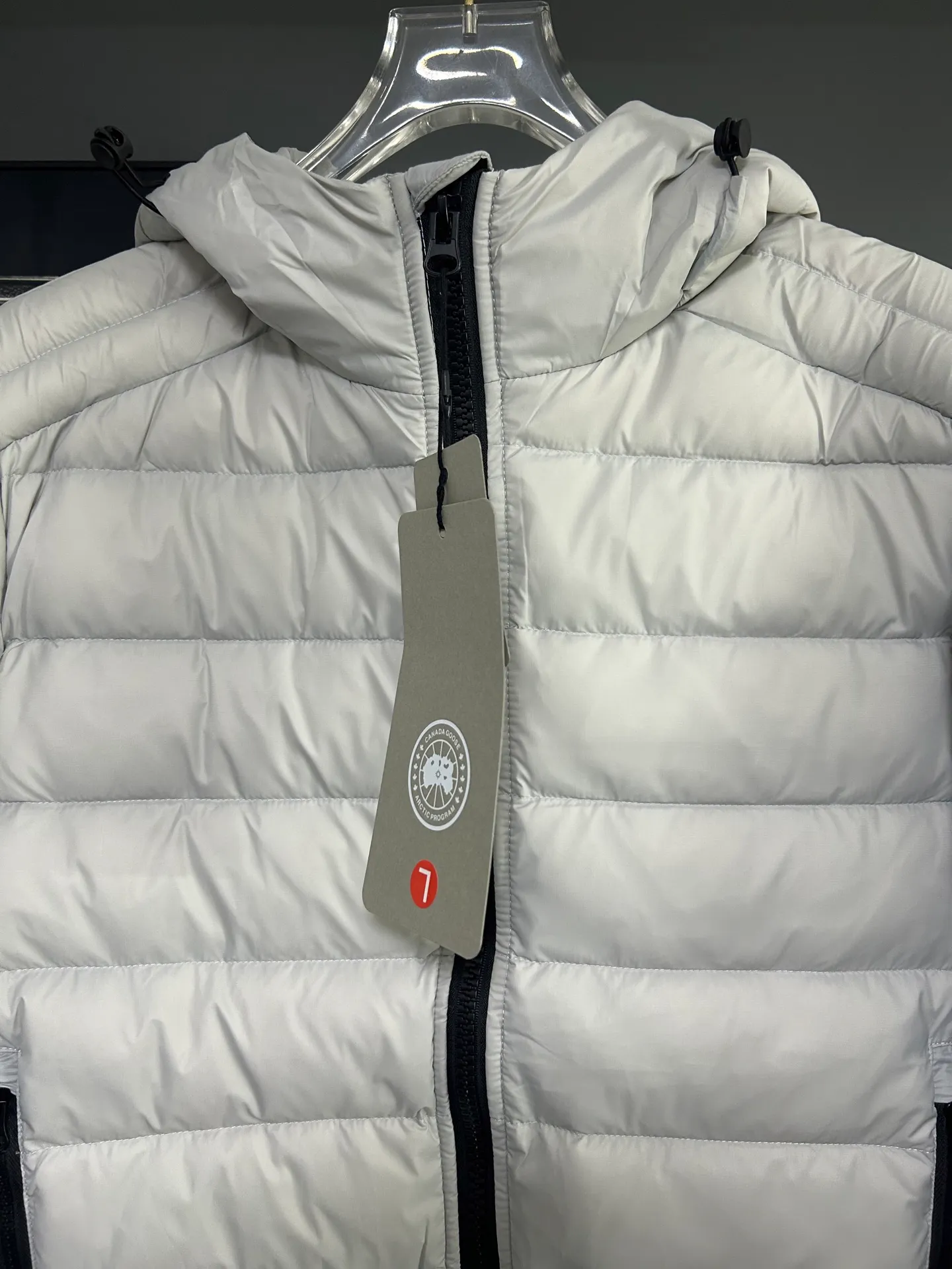 P660 CANADA GOOSE Canada Goose Crofton solid color hooded zipper outdoor warm rib down jacket 90 down filling 750 fill power Tajima embroidery white duck down short lightweight hooded down jacket jacket small zipper pocket on the chest side for storing things The Thorium AR hooded model is versatile, durable and warm. It can be used as a mid-layer in winter and winter, or worn alone. It can also be easily worn with hard-shell clothing in cold environments.     The fabric has been improved with AratoTM30 nylon fabric with fine texture, which is super warm and very wear-resistant. It is also treated with DWR, which can effectively prevent water and moisture.     DownCompositeMapping zone filling technology can reasonably allocate down insulation and synthetic insulation areas. The simple design of StormHoodM is made of synthetic insulation materials. Zippered hand pockets, inner zipper pockets. Combination of technology and technology. Lightweight and warm. Three-dimensional tailoring. Hooded design. Complete three-label accessories. What you see is what you get. Same style for men and women. Color: off-white. Size: M-3XL.